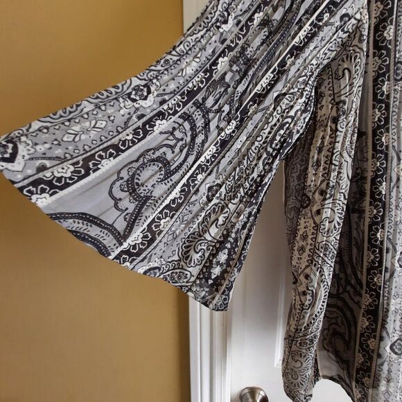 Avenue Black and White Bell Sleeved Tunic Style Blouse Plus Size 30/32 - Picture 4 of 6